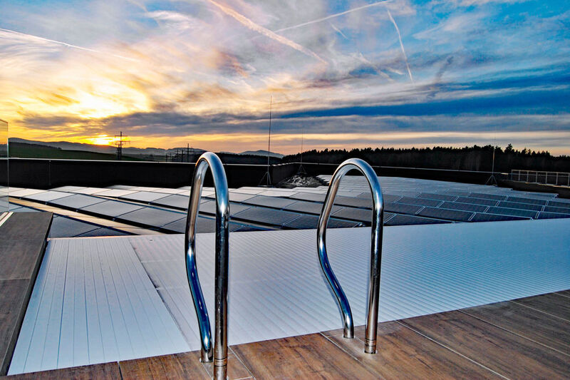 Auf dem Dach des Headquaters: Pool für die Mitarbeiter und Photovoltaikanlage.  (Automobil Industrie/Svenja Gelowicz)