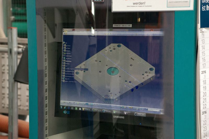 Durchgängig digital: Bei Formconsult werden alle Aufträge per ERP-System gemanagt, mit Catia V5 in 3D konstruiert und die Fräsprogramme mit Work-NC direkt vom CAD-Modell abgeleitet. Hier der geöffnete CAD-Viewer am Arbeitsplatz der Hermle C60U. (MMC Hitachi Tool)