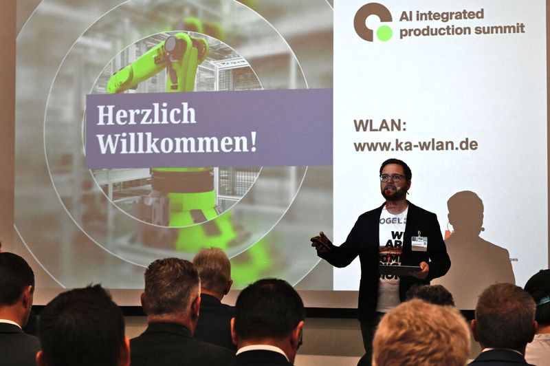 MM-Chefredakteur Benedikt Hofmann begrüßt als Veranstalter die Gäste und eröffnet den Tag der Veranstaltung. (Bild: Stefanie Michel)