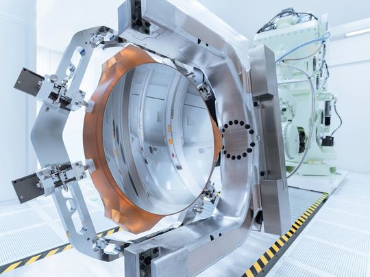 Spiegel für die High-NA-EUV-Lithografie: Der weltweit präziseste Spiegel von ZEISS wird in das optische System für die High-NA-EUV-Technologie eingebaut.(Bild:  ZEISS)