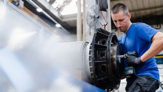 Das geforderte Maß an Qualität ist bei Schrauben in der Fertigung hoch, deshalb müssen Hersteller ihre Schraubtechnik lückenlos überwachen. (Bild: Westend61 / Daniel Ingold)