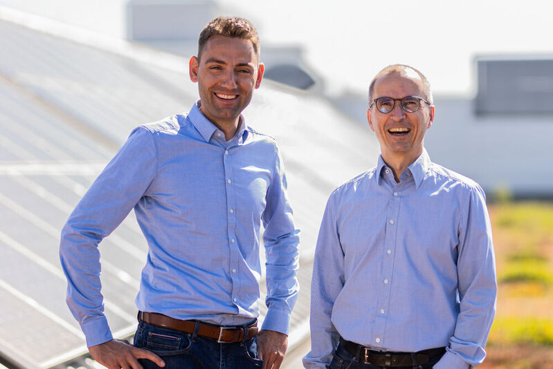 Über den Dächern des Headquarters: Lukas Dökel (links) und Achim Zerbst vor der PV-Anlage in Minden – die beiden Kollegen sind bei WAGO für Energiethemen zuständig.