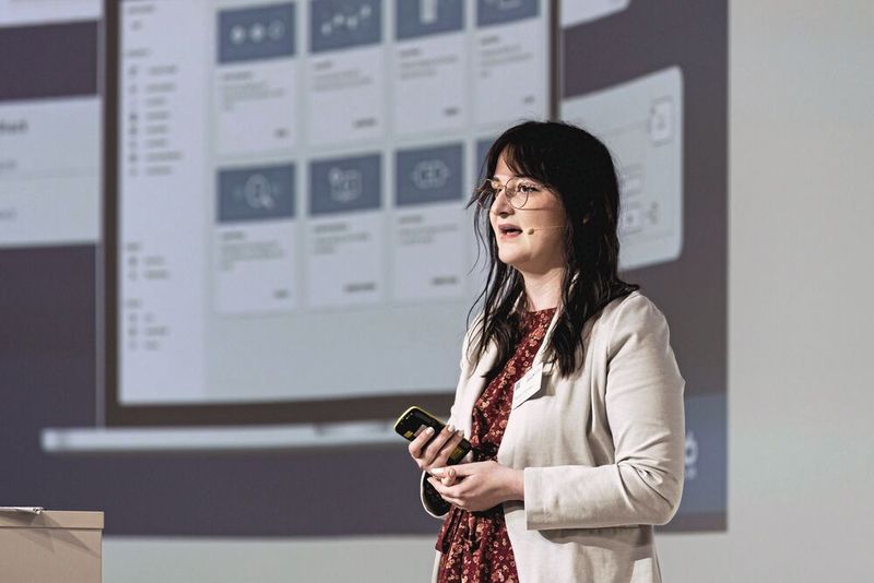 Maren Fichtner von iSax präsentierte im Rahmen von Tool Time das Werkerassistenzsystem weasl, das dabei helfen soll, wertvolles Erfahrungswissen zu digitalisieren. (Bild: Stefan Bausewein)