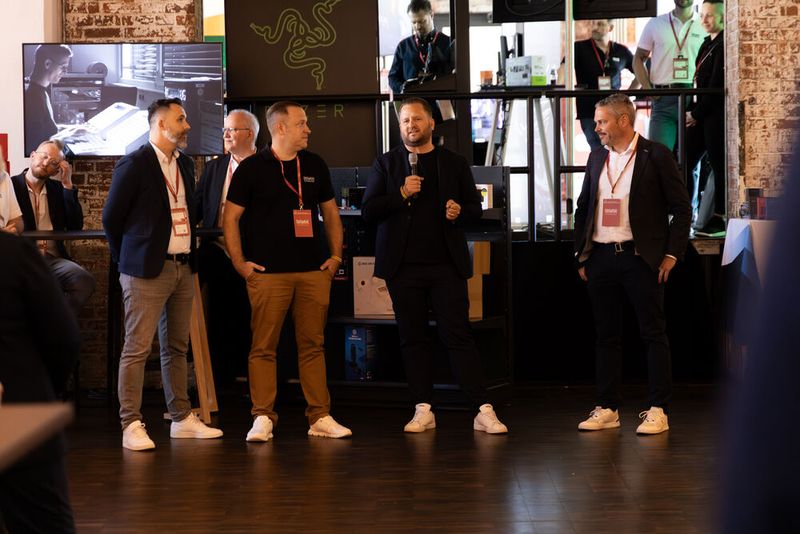 Christian Bedel (r.) und Stefan Ebnöther (m.) eröffneten die Messe mit einer Begrüßungsrede. (Bild: Littlebit)