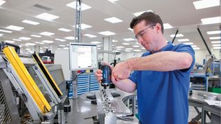 dm-2023-05-16-werker-manuelle-montage-mit-weasl (Quelle: JuiceFlair/Shutterstock.com)