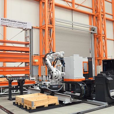 Komprimiert automatisiert: Das Kastocenter Compact verbindet Lager, Säge, Materialhandling und Teileabfuhr zu einem durchgängigen Materialfluss auf geringer Hallenfläche. (Bild: Kasto Maschinenbau GmbH & Co. KG)