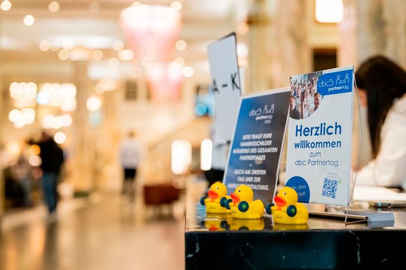 Willkommen im Hotel Reichshof, Hamburg. Unter dem Motto #MiteinanderWachsen trafen sich hier am 11. und 12. Juni 2026 dbc-Partner, Herstellervertreter und Branchenexperten zum 13. dbc-Partnertag. (Bild: C & P Capeletti & Perl)