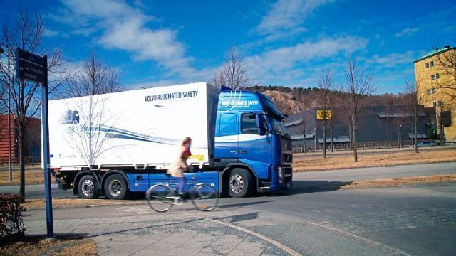 Das Verkehrssicherheitsprogramm von Volvo Trucks hilft dem Fahrer zu erkennen, ob sich in diesen toten Winkeln ein Radfahrer oder Fußgänger in der Nähe des Fahrzeugs befindet. (Archiv: Vogel Business Media)