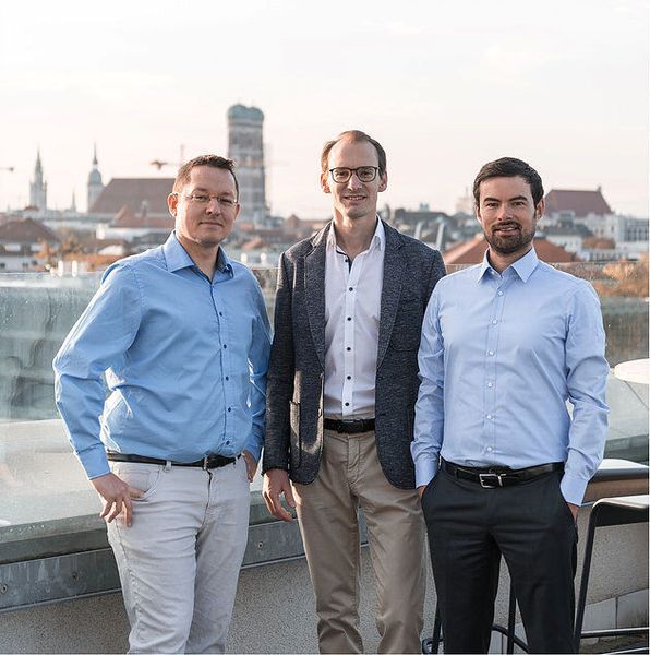 Das Münchener Startup Blickfeld entwickelt laserbasierte 3D-Sensoren, sogenannte LiDAR (Light Detection And Ranging). Zum Einsatz kommen diese Sensorsysteme unter anderem bei der Umgebungswahrnehmung autonomer Maschinen, insbesondere autonomer Fahrzeuge. Der von Blickfeld entwickelte Sensor liefert hochauflösende, dreidimensionale Umgebungsdaten. Die Münchener zählen zu den bekanntesten Sensorik-Startups in Deutschland. (Blickfeld)