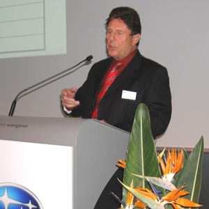 Als „schlichte Überlebensfrage“ bezeichnete der scheidende Verbandspräsident Manfred Eimansberger die Bekämpfung der Rabattschleuderei: „Es ist betriebswirtschaftlicher Irrsinn unsere Autos mit Preisnachlässen von bis zu 20 Prozent zu vekaufen. Damit schwächen wir unsere Verhandlungsposition  gegenüber Subaru Deutschland und schaden zugleich unserer Marke“.