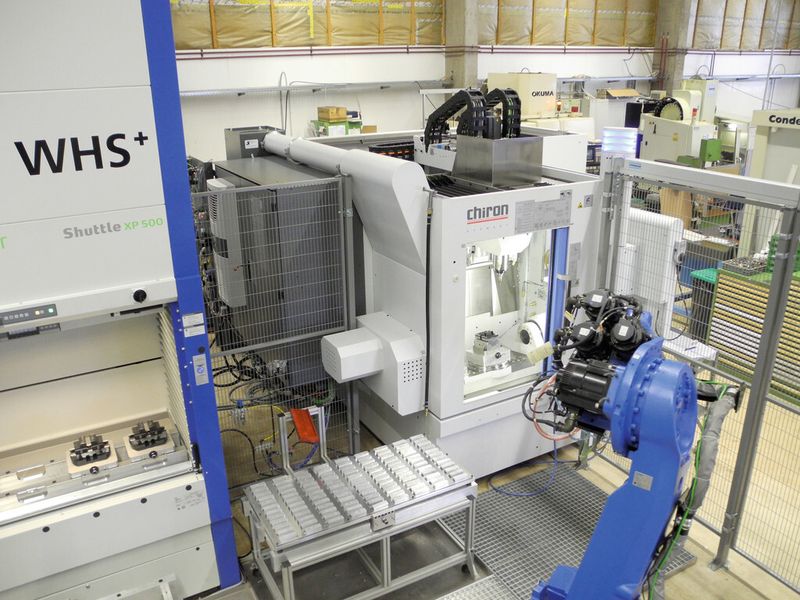 Links ist der Turmspeicher mit Vorrichtungen zu sehen, rechts daneben die Werkstückablage mit Rohlingen. (Bild: Chiron)