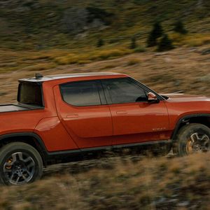 Die ersten Exemplare werden mit einer 135 kWh-Batterie ausgeliefert und kommen in der offiziellen Norm auf eine Reichweite von 505 Kilometern.(Bild:  Rivian)