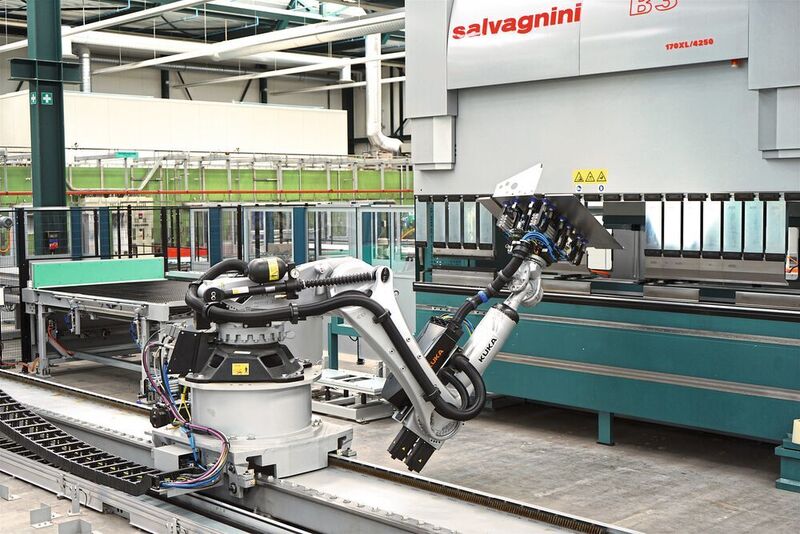 Auf den Millimeter genau: Der sich auf einer Linearachse bewegende Handlingroboter positioniert das Blech in der Abkantpresse B3 (Roboformer) und macht deren Kantbewegungen synchron mit. (Salvagnini)