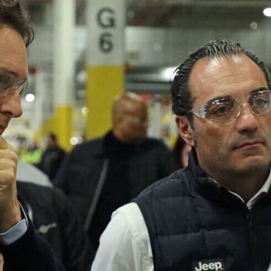 Tavares-Nachfolger Antonio Filosa (rechts) neben dem Aufsichtsratschef des Herstellers, John Elkann. (Bild: Stellantis)