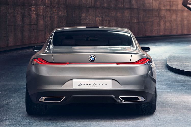 Die gesamte Heckpartie wirkt durch prägnante, horizontale Elemente sehr breit und flach. (Foto: BMW)