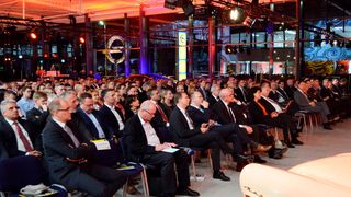 Volles Haus zur Eröffnung des neuen Opel-Autohauses der Peter-Gruppe. (Bild: Rehberg / »kfz-betrieb«)