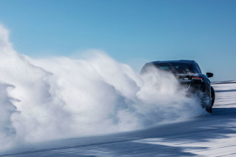 Wenige Kilometer vom Polarkreis entfernt beweisen die Vorserienfahrzeuge in Skandinavien ihr fahrdynamisches Potenzial auf Schnee und Eis. (Porsche)