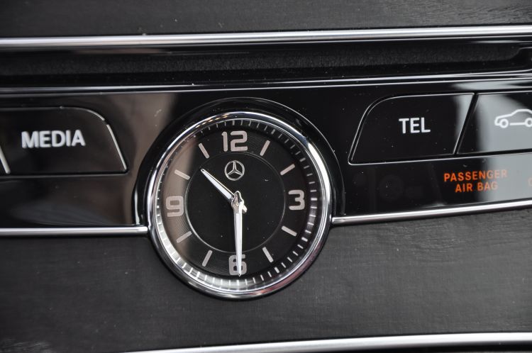 Das kleines Rundelement wirkt nostalgisch: Mercedes hat eine klassische Uhr in die Neuauflage des Modells verbaut. (Foto: Richter)