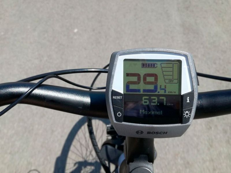 Ohne großen Widerstand kann man Pedelecs mit neuem Active-Line-Motor mit entsprechender Beinarbeit auch jenseits der 25 km/h treiben. (SP-X/Mario Hommen)