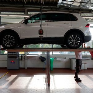 In der Direktannahme werden die Fahrzeuge auf Herz und Nieren geprüft.(Bild:  Schreiner/»kfz-betrieb«)