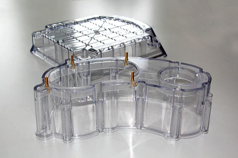 Beispiele für transparente Gehäuseteile aus der Ackermann-Fertigung. (Wittmann Battenfeld)