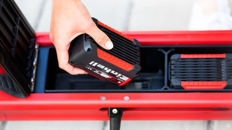 Die Stromversorgung übernehmen Wechsel-Akkus aus dem Baumarkt. Die Akkus finden im Trittbrett Platz. (Bild: Govecs)