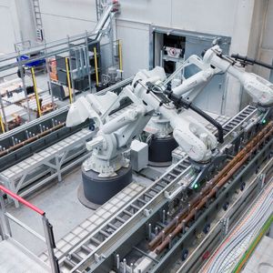 Die neue Sägeanlage bei Liebherr Components bietet zwei Sägeplätze, die von zwei ABB-6-Achs-Robotern vom Typ IRB 8700 bedient werden. Diese können bis zu 1,2 Tonnen Gewicht heben und sich je nach Gewicht und Größe der Rohre einzeln oder koordiniert im sogenannten Multimove-Modus bewegen. (Bild:  ABB Robotics)