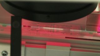 Unter rotem LED-Licht offenbaren die Aufdrucke der Blisterverpackungen ihre Qualitäten. Bild: Cognex (Archiv: Vogel Business Media)