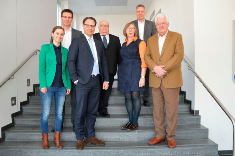 Die Mitglieder der Jury: (v. li.) Julia Karg (Events Vogel Business Media), Maik Kynast und Jascha Bräuer (Santander Consumer Bank), Uwe Imbach (Car Garantie), Silvia Lulei (»Gebrauchtwagen Praxis«) Wolfgang Michel und Joachim von Maltzan (»kfz-betrieb«). (Foto: Martin achter)