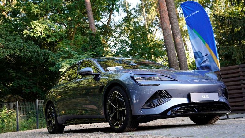 Die Besucher konnten natürlich auch die BYD-Fahrzeuge begutachten und testen.  (Bild: Sternauto)