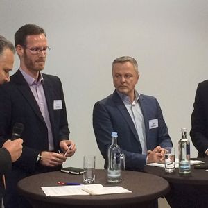 Kritische Fragen an die Vertreter der Online-Börsen: (v.li.) Moderator Roger Seidl (Kfz-Gewerbe Hessen), Henner Stollberg (Cargurus), Ullrich Heidester (Heycar) und Frederick Altrock (Mobile.de).(Bild:  Baeuchle/»kfz-betrieb«)