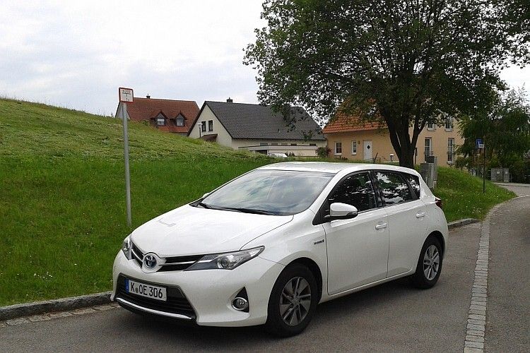 In verkehrsberuhigte Gebiete passt der Auris Hybrid mit seinem leisen Antrieb und dem geringen Schadstoffausstoß bestens. (Foto: Rosenow)