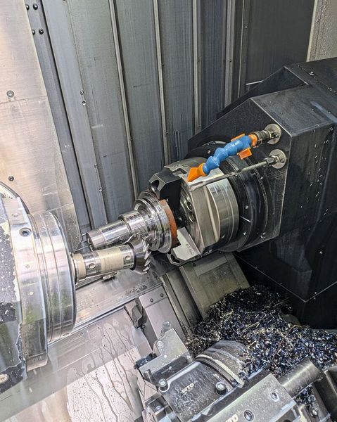 Die Okuma Multus U3000 vereint Drehen, Fräsen und weitere Bearbeitungsschritte in einer Maschine. Das reduziert Aufspannungen und innerbetriebliche Transportwege. (Bild: Okuma Deutschland GmbH)