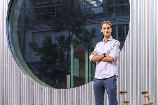 Giacomo Sala ist Experimentalphysiker am Zentrum für Neutronen- und Myonenforschung des PSI. Für sein Projekt Q-Geomspin erhält er eine finanzielle Förderung der EU: einen Starting Grant des Europäischen Forschungsrats ERC. (Bild:  Paul Scherrer Institut/Markus Fischer)
