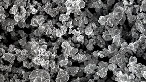 IBU-Tec arbeitet an Lithium-Eisenphosphat-Kathodenmaterial, das speziell die Anforderungen in der Automobilindustrie erfüllt. 2028 soll eine Produktionsanlage für LFP-Batterien des Unternehmens in Bitterfeld-Wolfen in Betrieb gehen. (Bild: IBU-Tec)