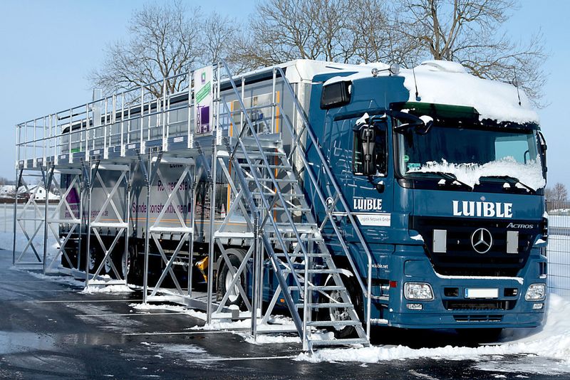 Lkw-Fahrer können ihre Fahrzeuge mithilfe von Enteisungsanlagen aus Günzburg von Schnee und Eis befreien. (Bild: Günzburger Steigtechnik)