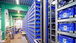 Das von Ylog gelieferte automatische Kleinteilelager bei Dataform unterstützt die outgesourcte Logistik des Arzneimittelherstellers Novartis. Bild: Ylog (Archiv: Vogel Business Media)