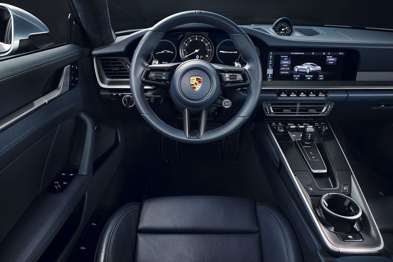 Im Innenraum setzt Porsche auf einen deutlich größeren Infotainment-Bildschirm als bisher.  (Porsche)