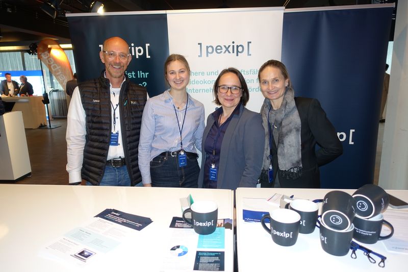 Ob Marcus Leib bei den Video Calls mit Antonia Lange, Silvia Bensien und Monika Lange, (v. l., pexip) auch mal zu Wort kommt? (Bild: IT-BUSINESS)