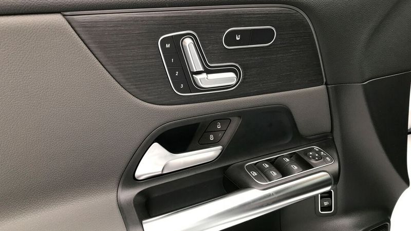 Typisch Mercedes ist die elektrische Sitzverstellung in der Tür. Die einen schwören darauf, andere stört es, dass man nur bei geschlossener Tür richtig gut drankommt. Und der Schalter der Sitzheizung lässt sich an dieser Stelle auch nicht so leicht erreichen. (Bild: Rosenow – »kfz-betrieb«)