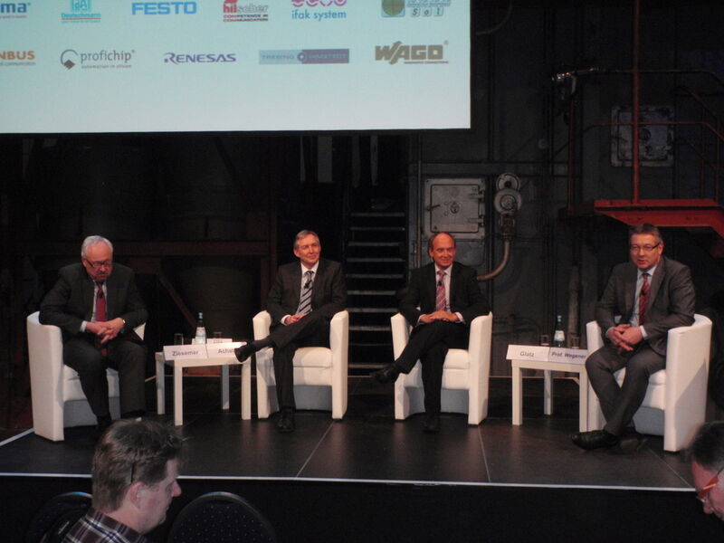 Highlight des ersten Tages der PI-Konferenz war die Podiumsdiskussion zum Thema Industrie 4.0 (v.l.n.r.: Michael Ziesemer, Endress+Hauser, Dr. Reinhold Achatz, Thyssen Krupp, Rainer Glatz VDMA, Prof. Dr. Dieter Wegener, Siemens). (Bild: Kempf/PROCESS)