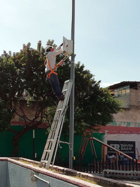 Installation der Totems vor Ort in Mexico City(Bild:  OmniCloud)