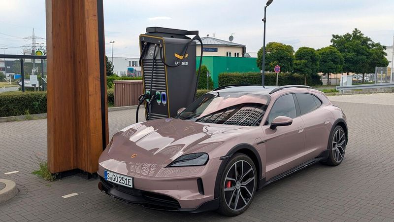 4. ... Ladeleistung: Laden an der Schnellladesäule ist mit dem Taycan wirklich ein spektakuläres Erlebnis. In nur elf Minuten pumpte sich der Wagen hier von 35 auf 80 Prozent auf. (Bild: Rosenow – VCG)