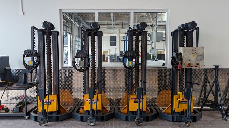 Dabei hat Kunzmann die Ausstattung nicht aus Prinzip komplett neu angeschafft. Möglichst viel Werkzeug und Ausrüstung – wie diese Radgreifer – wurden vom Altbetrieb in Groß-Gerau mitgenommen. (Bild: Rosenow – VCG)