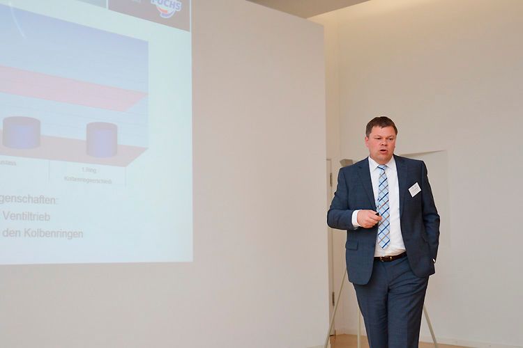 Jan Gerstenberger, Leiter Produktmanagement Automotive Europa von Fuchs Schmierstoffe, referierte über die Zusammenarbeit mit Black Falcon.  (Foto: Michel)