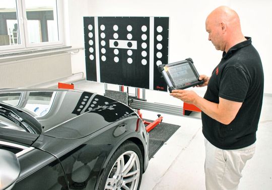 Mike Richter, offizieller Importeur für Autel in Deutschland und Österreich, demonstriert die Handhabung des neuen Maxisys ADAS für Pkws von Autel. Mit ihm steht Werkstätten nun eine weitere Alternative in Sachen Kalibrierung von FAS-Systemen zur Verfügung.(Bild:  Dominsky)