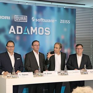 V.l.: Christian Thönes, Vorstandsvorsitzender der DMG Mori AG, Ralf W. Dieter, Vorstandsvorsitzender der Dürr AG, Karl-Heinz Streibich, Vorstandsvorsitzender der Software AG, und Thomas Spitzenpfeil, CFO und CIO der Zeiss-Gruppe.