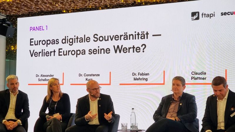Die Panel-Diskussion setzte sich mit dem Thema digitale Souveränität auseinander – und dem Balanceakt um Datenschutz, Werte und Kontrolle.  (Bild: © Serina Sonsalla)