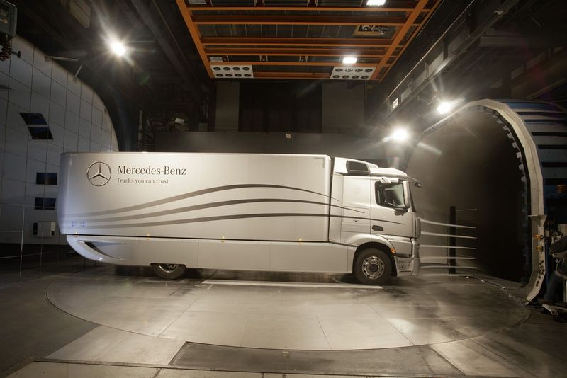 Im Windkanal testet Daimler seine Lkw samt Anhänger. (Bild: Daimler)
