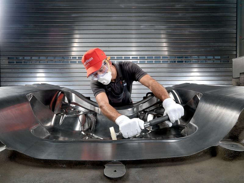 Oberflächenfinish und Qualitätskontrolle am fertig beschichteten Presswerkzeug. (Bild: Oerlikon Balzers)